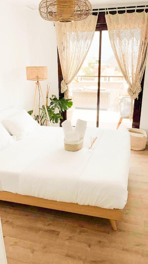 Luxury Designer Apartment - Unbeatable Sea Views أغيلاس المظهر الخارجي الصورة