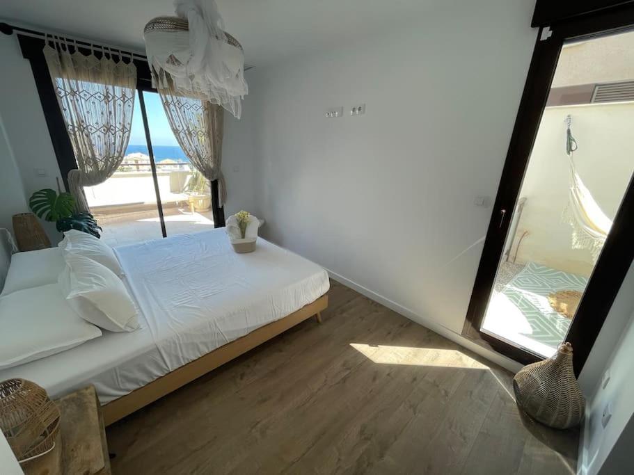Luxury Designer Apartment - Unbeatable Sea Views أغيلاس المظهر الخارجي الصورة