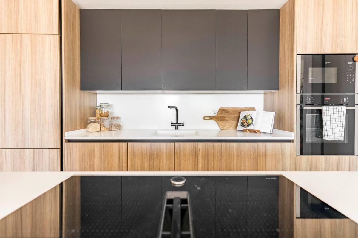 Luxury Designer Apartment - Unbeatable Sea Views أغيلاس المظهر الخارجي الصورة