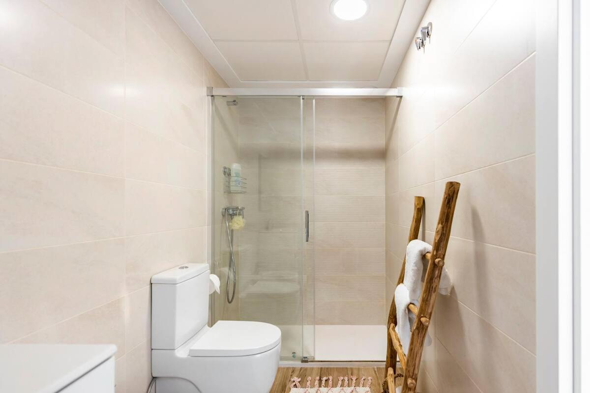 Luxury Designer Apartment - Unbeatable Sea Views أغيلاس المظهر الخارجي الصورة